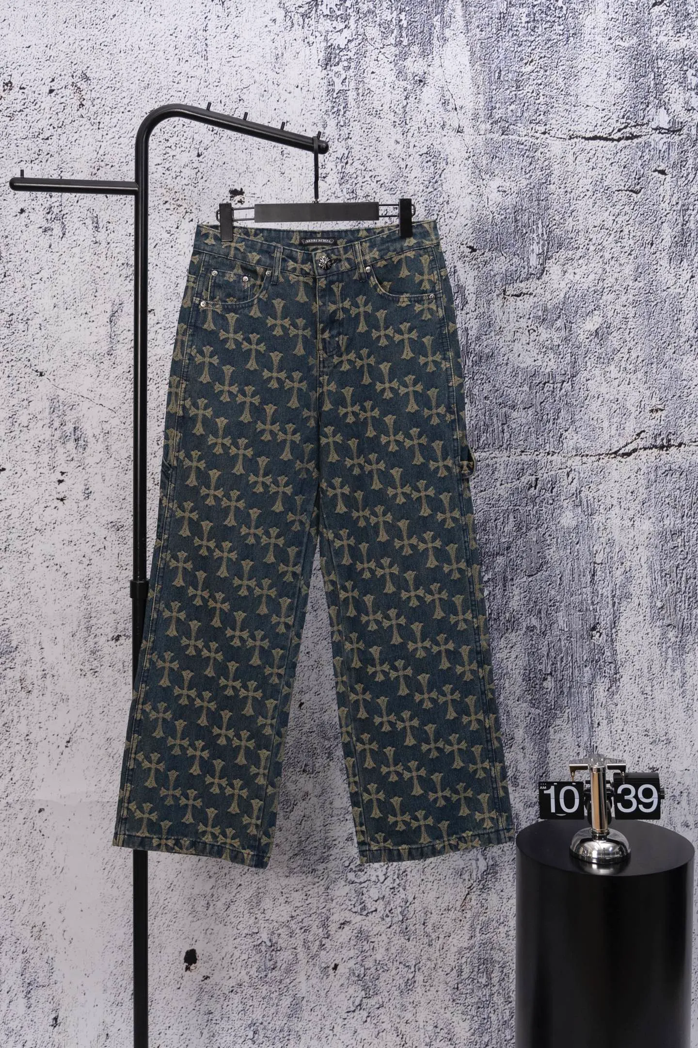 P200 Chrome Hearts CH Chrome Hearts double-sided full-print LOGO jacquard dark pattern heavy-duty denim jacket jeans denim suit same style as Internet celebrity star cross full-print denim jacket jeans, unique cross design elements plus all-over printing, full of design sense. It is made of 100% denim cotton fabric with heavy coarse yarn count, which ensures a stiff and tough silhouette while being soft, comfortable and breathable. The lapel is designed with silver buttons and is full of texture. The classic white cross logo is all over the dress, making it a perfect versatile style for spring and summer! Customized jacquard fabric, you can wear it in various styles. This gender-neutral shirt is a must-have for nightclubs. It can be worn as a jacket for both men and women. It can be easily worn by both men and women! The original loose version is made of high-quality pure cotton fabrics. The fabric pattern is high-definition and delicate without burrs. It is comfortable and breathable to wear. All the buttons are molded and customized. It is casual and fashionable and can be matched with any bottoms. It can be windproof and sunproof in spring and summer. It can be worn outside in autumn and winter! Easily concave shape makes you look slimmer and taller, perfect for both men and women! Color: Black Blue Size: Jacket S-XL Pants 28-36
